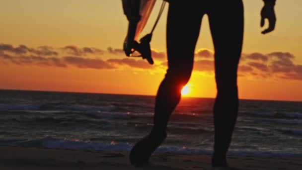 Benen Man Surfar Mot Bakgrunden Ljus Orange Solnedgång Över Havet — Stockvideo