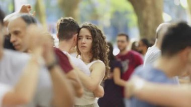 11 Haziran 2023, Lizbon, Portekiz - Avenida da Liberdade: Sokakta dans eden çiftler. Orta çekim