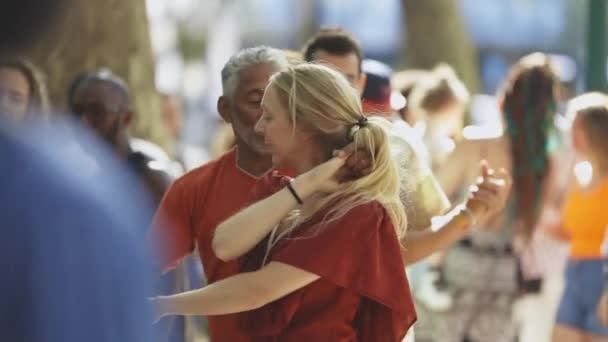 2023年6月11日 葡萄牙里斯本 Avenida Liberdade 一对老夫妇在街上跳八方舟 — 图库视频影像