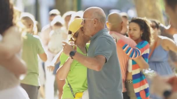 2023年6月11日 葡萄牙里斯本 Avenida Liberdade 不同年龄 不同民族的可爱情侣在街上跳芭哈达舞 — 图库视频影像
