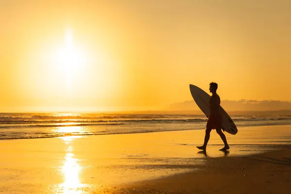 Silhouette Eines Mannes Der Bei Hellem Sonnenuntergang Zum Meer Geht — Stockfoto