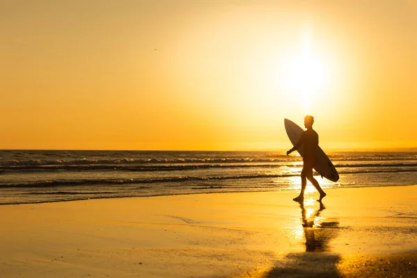 Silhouette Eines Mannes Der Bei Hellem Späten Sonnenuntergang Zum Meer — Stockfoto