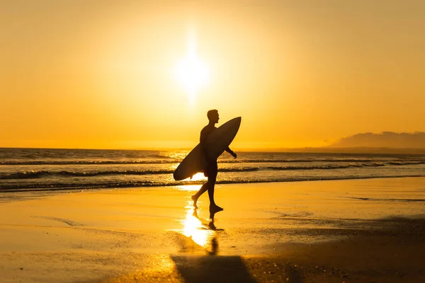Silhouette Eines Mannes Der Bei Hellem Sonnenuntergang Dem Ozean Entsteigt — Stockfoto