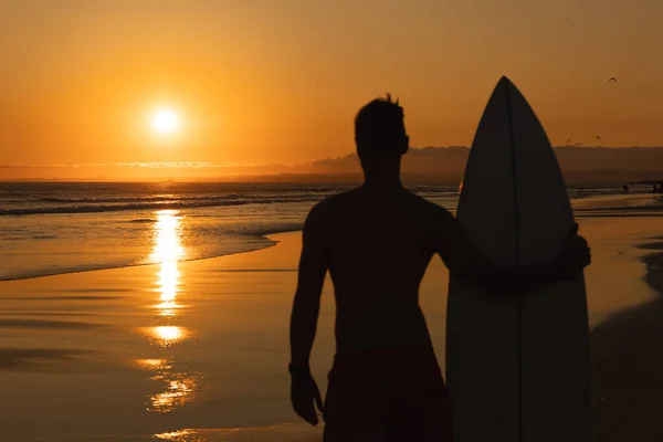 Schwarze Silhouette Eines Athletischen Mannes Der Mit Einem Surfbrett Ufer — Stockfoto
