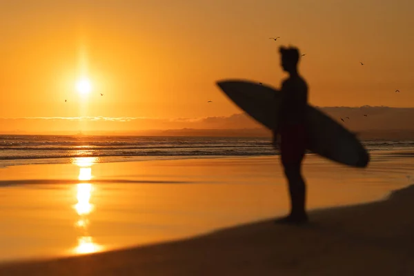 Sílhueta Preta Homem Costa Segurando Uma Prancha Surf Pôr Sol — Fotografia de Stock
