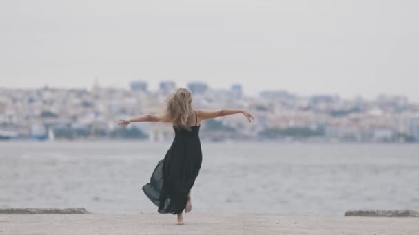 Eine Erwachsene Frau Schwarzem Kleid Tanzt Ballett Auf Der Uferpromenade — Stockvideo
