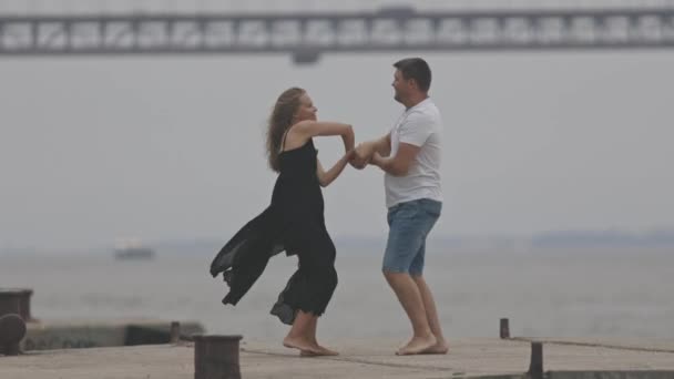 Ein Romantisches Ehepaar Tanzt Auf Der Seebrücke Mittelschuss — Stockvideo