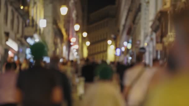 Gente Caminando Por Calle Europea Por Noche Imágenes Borrosas Mid — Vídeo de stock