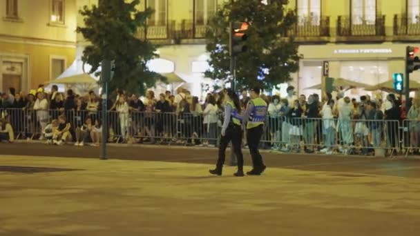 2023년 12일 리스본 리스본 포르투갈 안토니오 페스티벌 경찰복을 남성과 여성이 — 비디오