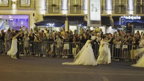 2023年6月12日葡萄牙里斯本的Rua Liberdade 圣安东尼奥节 新娘游行 身着白衣走在路上的妇女 — 图库视频影像