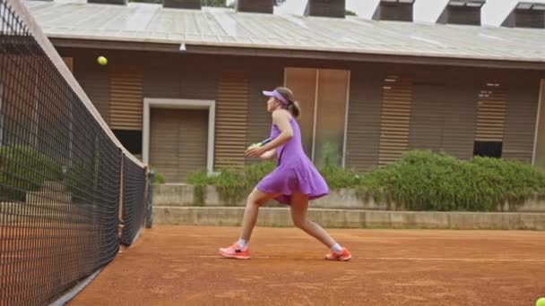 Eine Frau Spielt Tennis Auf Dem Außenplatz Mittelschuss — Stockvideo