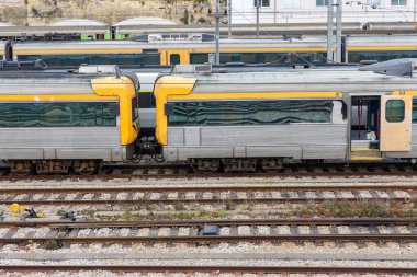 Demiryolu istasyonunun raylarında eski trenler duruyor. Orta çekim