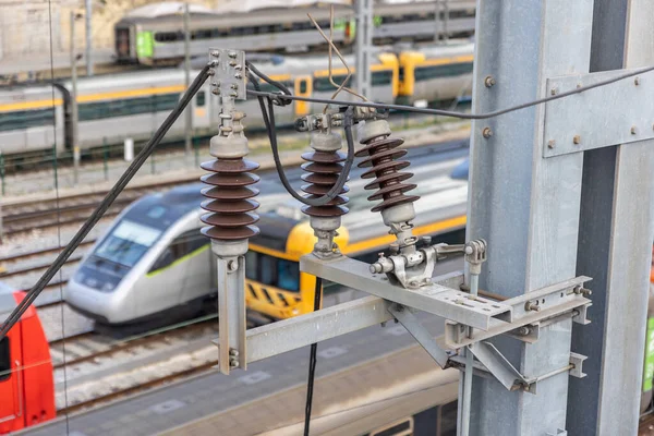 电气连接 在铁路车站的铁轨上的背景上的子弹火车 空中景观 — 图库照片