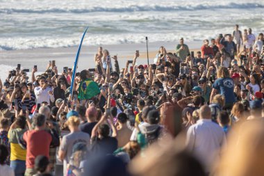 14 Mart 2023 Peniche, Portekiz: Sörf yarışmasında plajda bir sürü insan var - kazananı tebrik ederim. Orta çekim