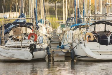 Tekneler gün batımında iskeleye demirlemişti. Orta çekim