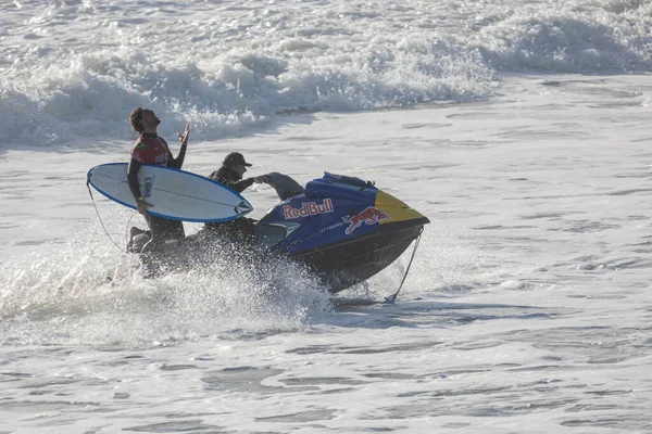 Marzo 2023 Peniche Portugal Competición Surf Dos Hombres Uno Sosteniendo — Foto de Stock