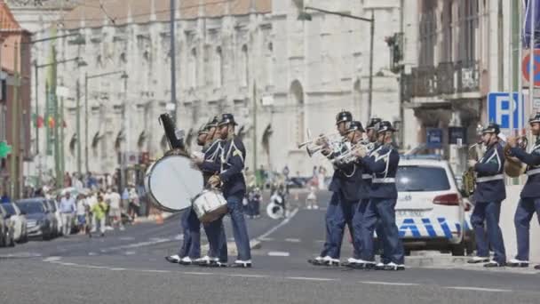 Junio 2023 Lisboa Portugal Cambio Guardia Orquesta Cruza Carretera Mid — Vídeos de Stock