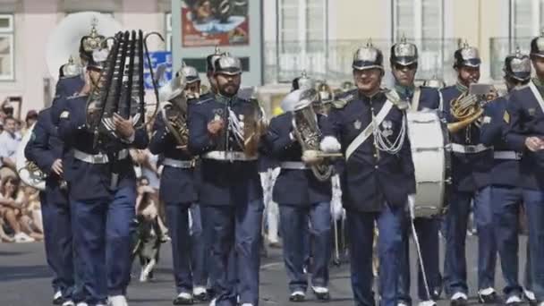 Juni 2023 Lissabon Portugal Militärorkester Spelar Och Går Nerför Gatan — Stockvideo