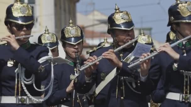 6月2023日 ポルトガル リスボン 風の楽器を演奏し 通りを下って行進する軍のオーケストラ ミッドショット — ストック動画