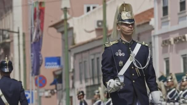 2023년 18일 포르투갈 리스본 경비대 의식의 군복을 남자가 옆으로 — 비디오
