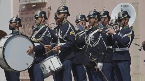 6月2023日 ポルトガル リスボン パレード中に楽器を演奏する軍事オーケストラ ミッドショット — ストック動画