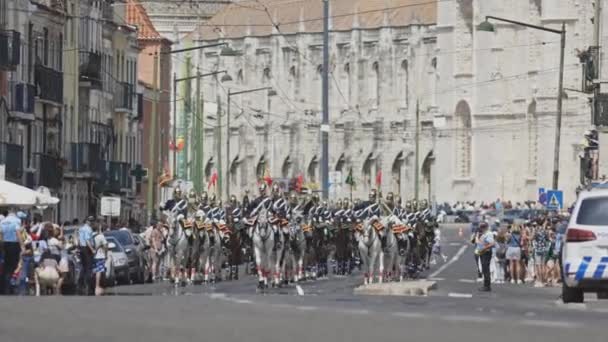 Червня 2023 Лісабон Португалія Військовий Парад Вулиці Чоловіки Коні Тримають — стокове відео