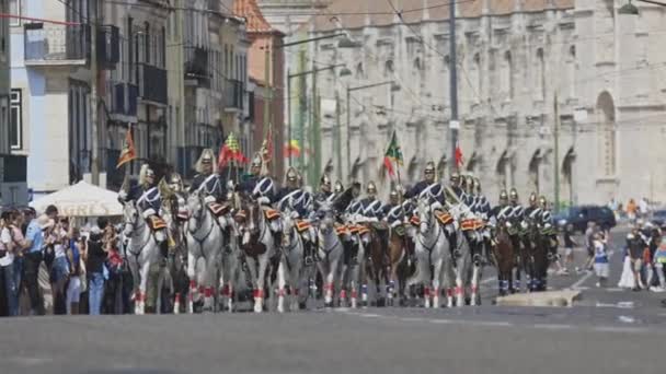 6月2023日 リスボン ポルトガル 通りの軍事パレード 港湾の旗を保持する馬の制服を着た男性 ミッドショット — ストック動画