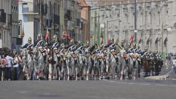 6月2023日 リスボン ポルトガル 軍事パレード 通りを歩く制服乗馬の男性 ミッドショット — ストック動画