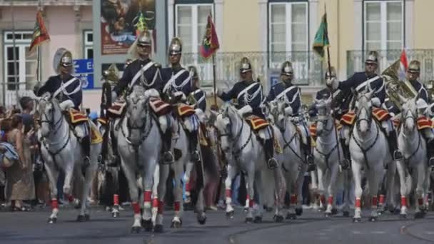 Junio 2023 Lisboa Portugal Desfile Militar Hombres Uniformados Caballo Calle — Vídeo de stock