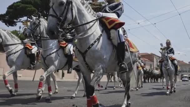 Июня 2023 Лиссабон Португалия Военный Оркестр Играет Ходит Улице Лошадях — стоковое видео