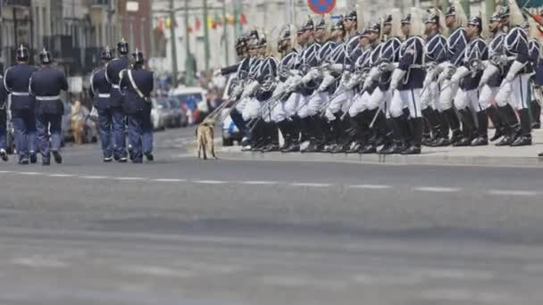6月2023日 リスボン ポルトガル 軍事パレード 警備員がその場で行進する ミッドショット — ストック動画