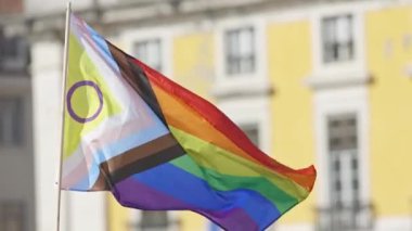LGBT Gökkuşağı Bayrağı dahil ve ilerleme renkleriyle - Intersex Inscrive, lezbiyen, gay, biseksüel ve transseksüel topluluğun sembolü. Orta çekim