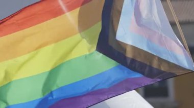 LGBT gelişimi rüzgarda sallanan gurur bayrağı. Orta çekim
