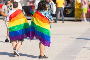 Gurur ayında iki kişi gökkuşağı LGBT bayrağıyla kaplandı. Orta çekim