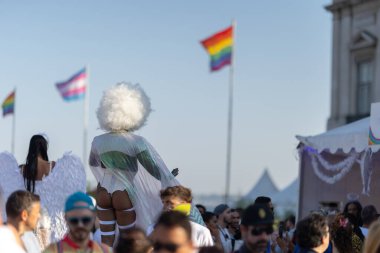 Gurur Ayı Festivali 'nde Drag Queen performansı - Gökkuşağı LGBT bayrağı ve transseksüel bayrağı kalabalık içinde tutuluyor. Orta çekim