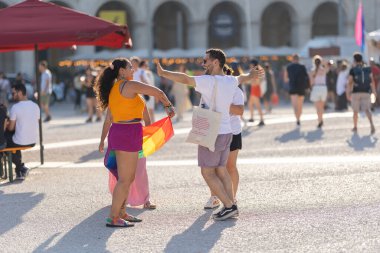 Lizbon, Portekiz - 24 Haziran 2023 - Terreiro do Paco Praca do Comercio: Gurur festivalinin tadını çıkaran eşcinsel gençler. Orta çekim