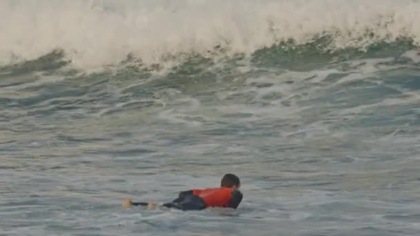 Bărbat Adult Într Tricou Portocaliu Înoată Mare Întins Placă Surf — Videoclip de stoc