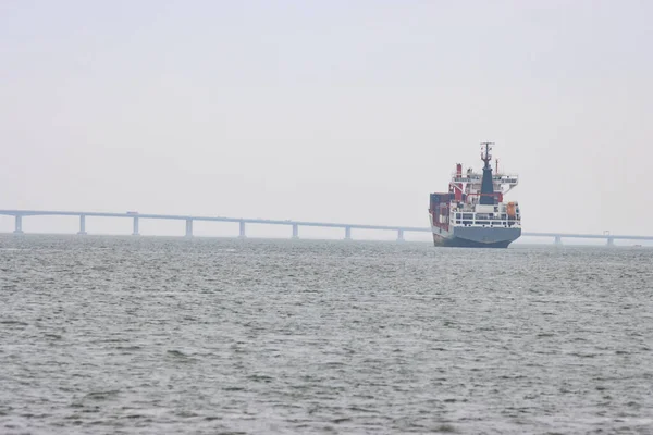Průmyslová Loď Vyplouvá Moři Zamračeného Dne Střední Snímek — Stock fotografie