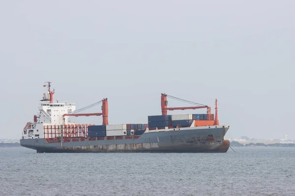 Przemysłowy Statek Towarowy Płynie Dół Rzeki Pochmurny Dzień Środek Strzału — Zdjęcie stockowe