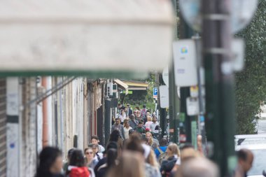 29 Ekim 2022 Lizbon, Portekiz: Kalabalık Avrupa caddesi yoğun saatlerde. Orta çekim