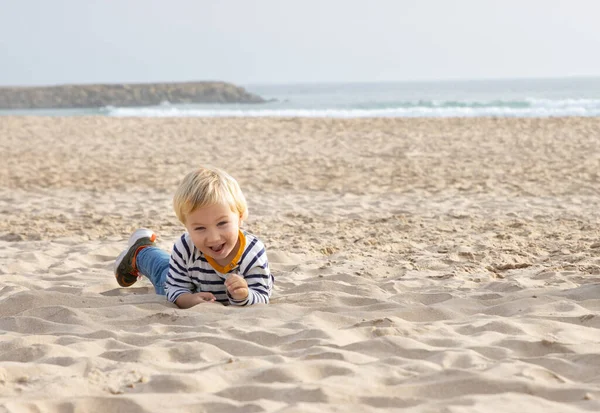 Netter Lustiger Junge Strand Schaut Die Kamera Mittelschuss — Stockfoto