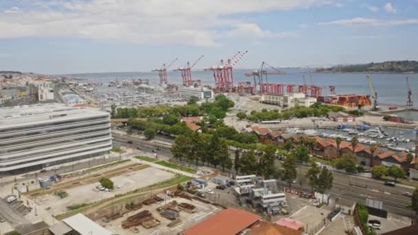 2023年6月29日 葡萄牙里斯本 从地铁窗口看到海港的工业起重机 — 图库视频影像