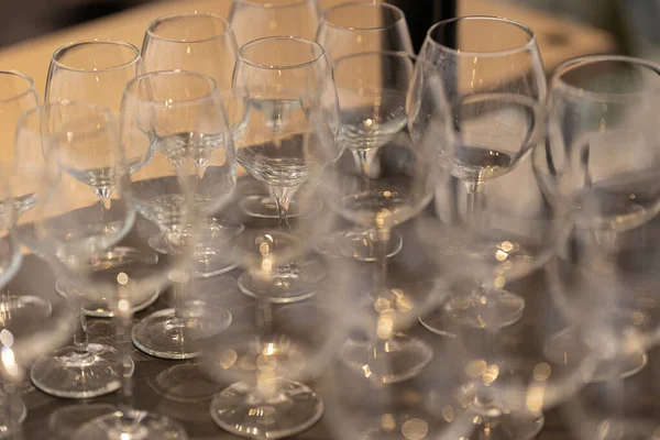 Bicchieri Vino Vuoti Sul Tavolo Mid Shot — Foto Stock
