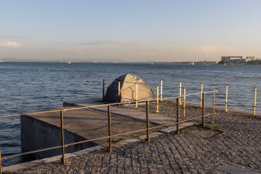 Tagus Nehri yakınlarında küçük bir evsiz çadırı. Orta çekim