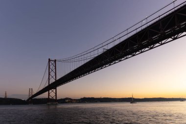 25 Nisan Köprüsü, Tagus Nehri üzerinde, Sunset 'te. Orta çekim
