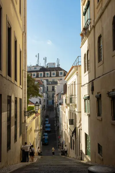 旧市街地の狭いヨーロッパの通り バーティカルショット — ストック写真