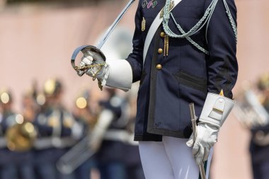 Nöbetçi polisinden bir adam gardiyanın değişiminde omzunda bir kılıç tutuyordu. Orta çekim