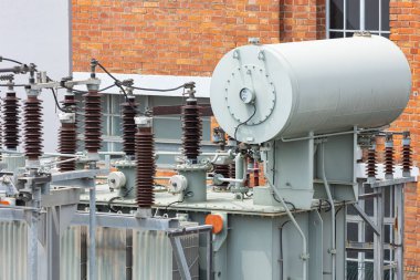 Bir binanın çatısında yüksek voltajlı trafo var. Orta çekim