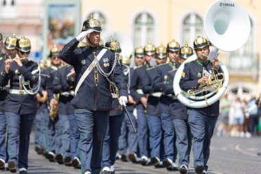 18 Haziran 2023 Lizbon, Portekiz: Bir askeri orkestra sokakta çalıyor ve yürüyor. Orta çekim