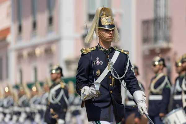 2023年6月18日 葡萄牙里斯本 一名警备队的年轻人扛着军刀沿街向前走 — 图库照片